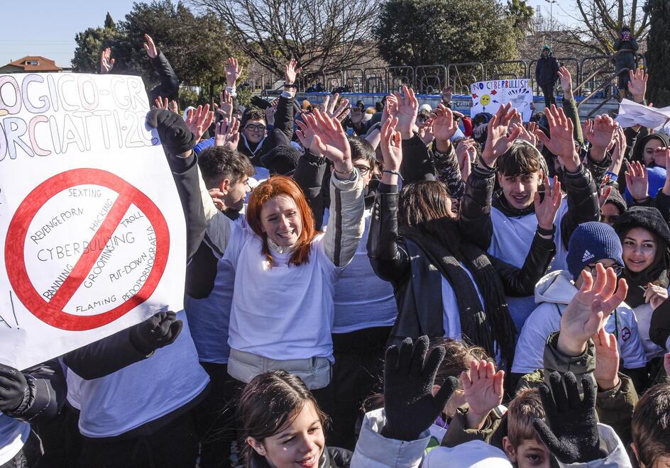 Grosseto, oltre seicento studenti dicono “no” al bullismo con musica e striscioni