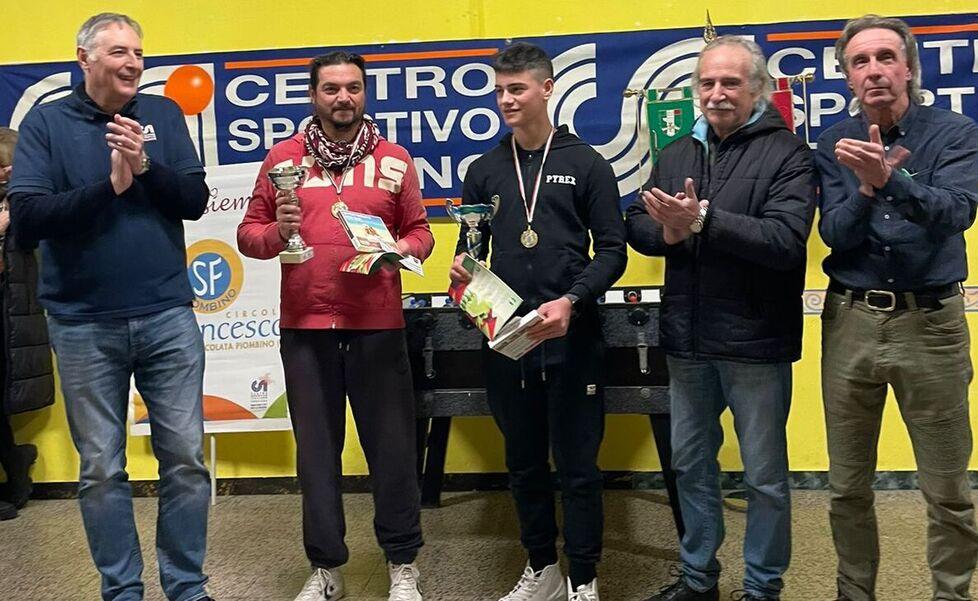 Primi classificati senior Enzo e Marco Vita, premiati dal presidente del circolo Fiaschi e per i Veterani sportivi Fabio Paoli con Edo Marchionni