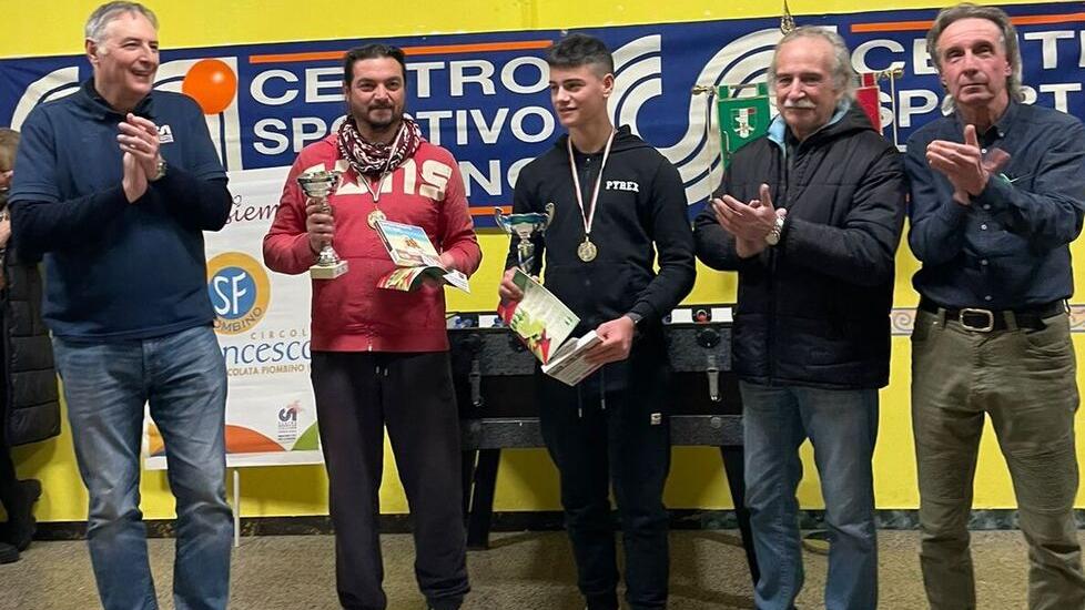 Primi classificati senior Enzo e Marco Vita, premiati dal presidente del circolo Fiaschi e per i Veterani sportivi Fabio Paoli con Edo Marchionni