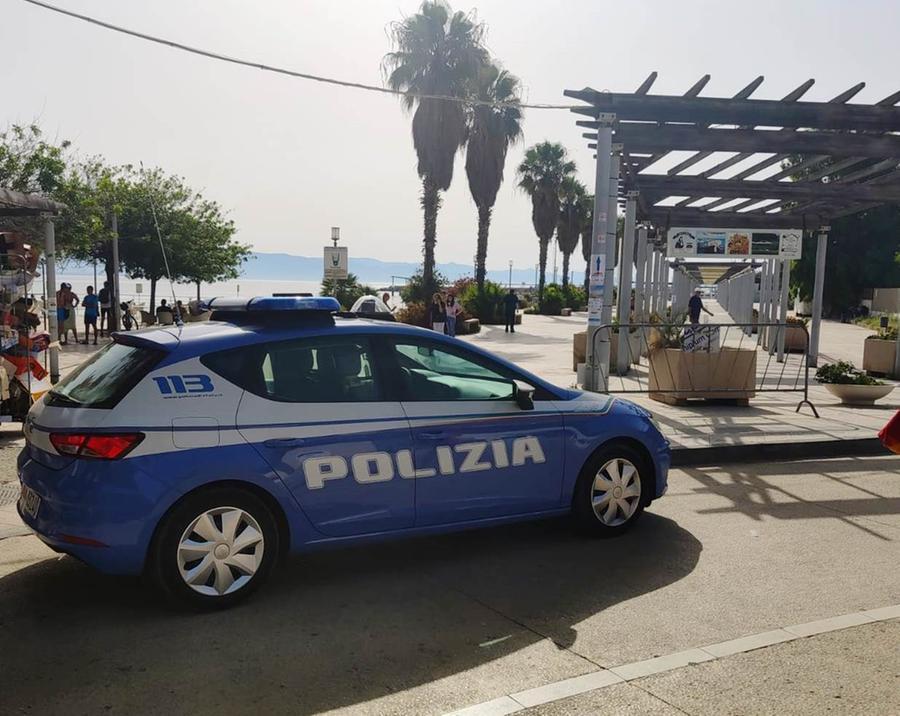 Ubriaco, scatena una rissa in un locale del Poetto: daspo urbano per un giovane