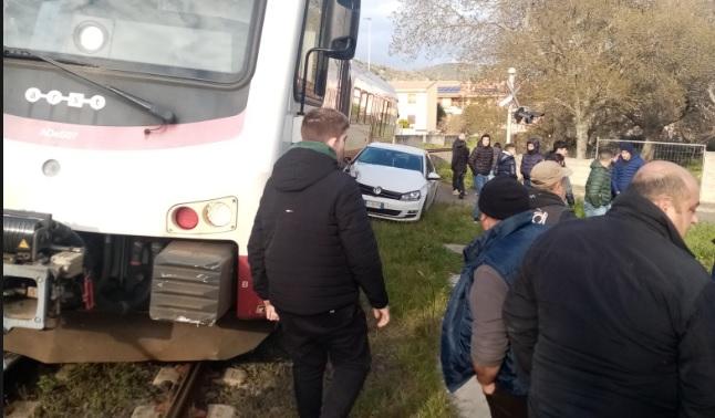 Silanus, treno investe auto: nessun ferito