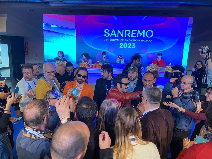 Colapesce Dimartino: «Nel mondo di Instagram noi crediamo ancora nella musica»