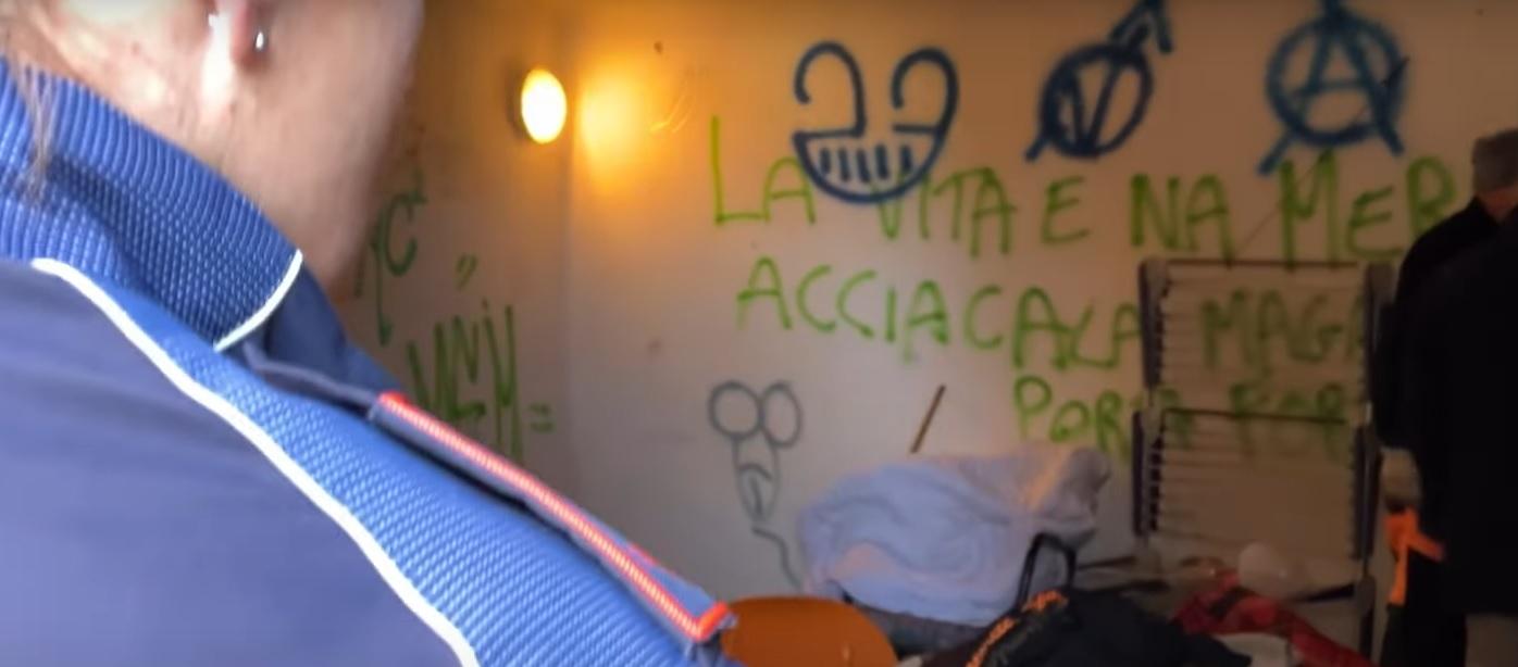 L'operazione di pulizia dello scantinato (fotogramma video Elbapress)