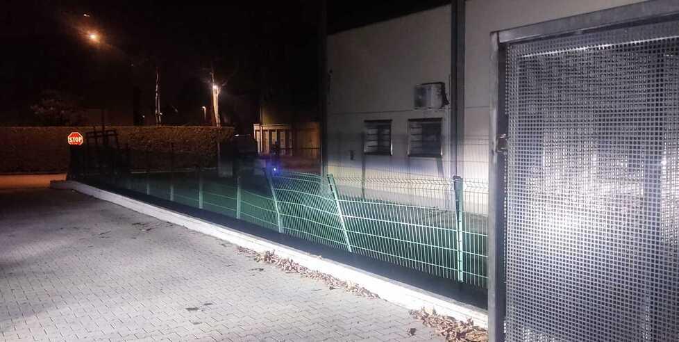 Spilamberto Fa pratica di guida con la sua auto: sfonda la recinzione dell’ex Lidl 