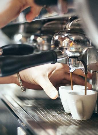 Modena Al Bar del Collegio caffè a 2 euro «Aumento solo dalle 16.30 in poi»