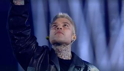 Fedez attacca il governo, Rosa Chemical ringrazia Amadeus