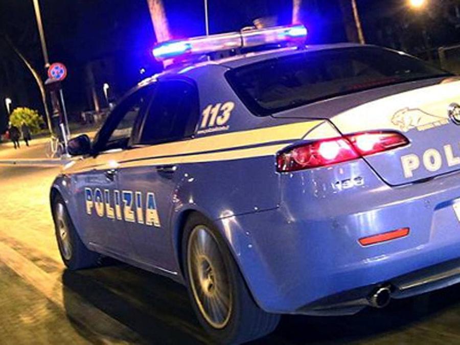 Modena Inseguito, sfascia le auto in sosta Era ubriaco: denunce e 15 multe