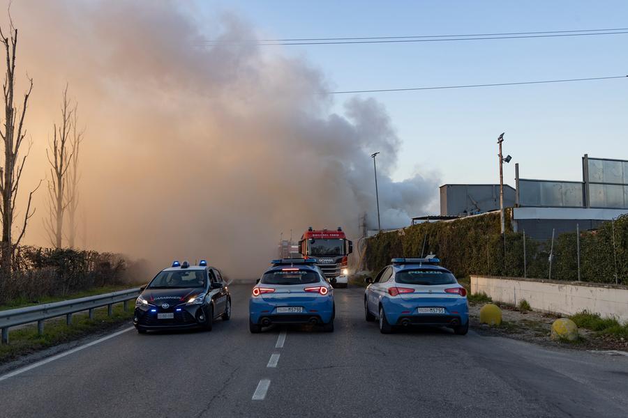 Modena, il rogo di Baggiovara. Arpae dispone monitoraggi dell’aria «Dalle prime analisi nessuna criticità»