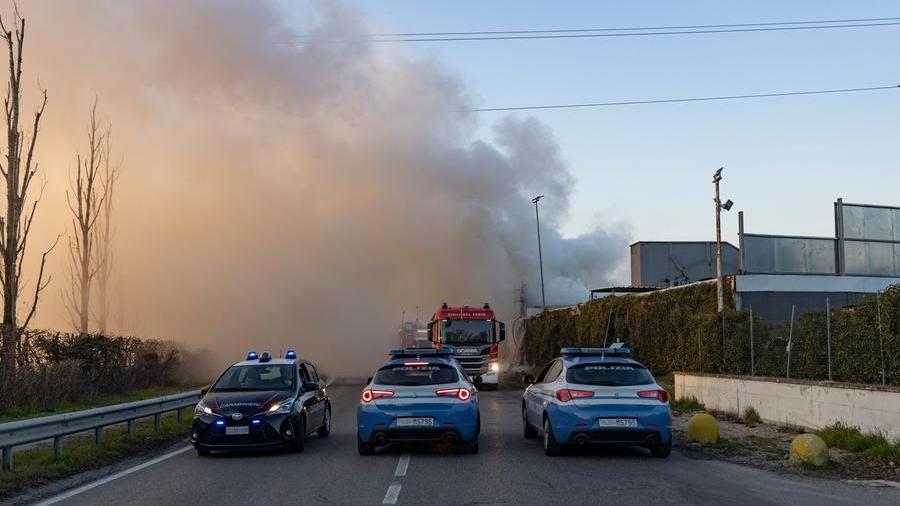 Modena, il rogo di Baggiovara. Arpae dispone monitoraggi dell’aria «Dalle prime analisi nessuna criticità»