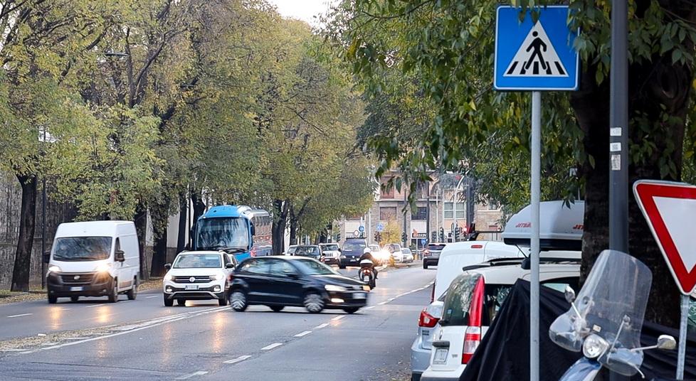 Firenze, sul viale Redi arrivano le telecamere per beccare chi buca gli stop