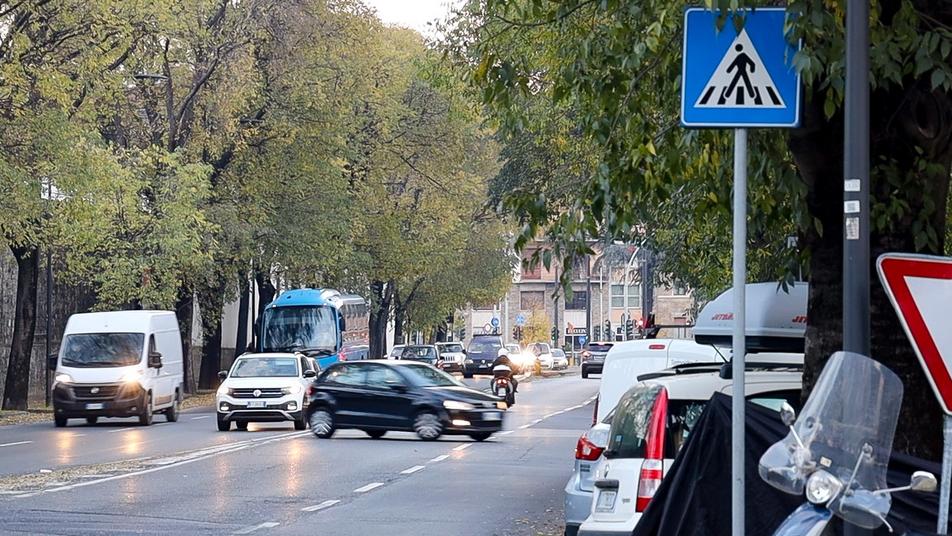 Firenze, sul viale Redi arrivano le telecamere per beccare chi buca gli stop
