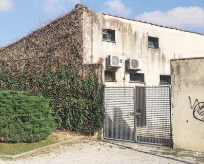 
	L'ex deposito che sar&agrave; gestito dalla contrada

