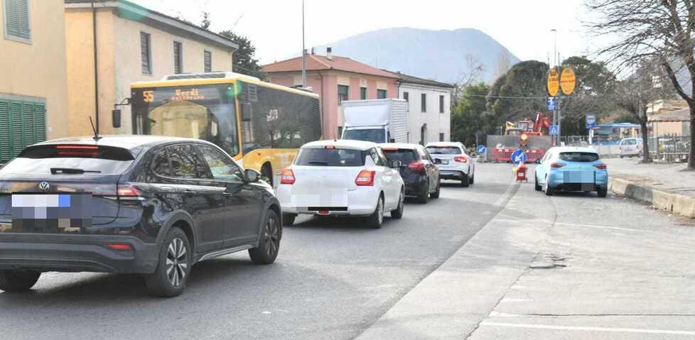 Farneta, ora il cantiere infinito si sposta: «Ma così è pericoloso per gli studenti»