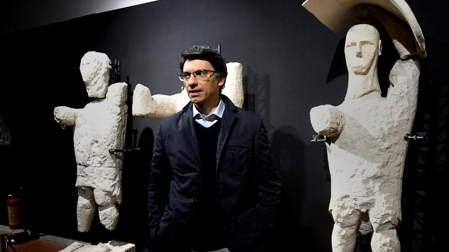 Il sindaco Andrea Abis davanti ai giganti esposti nel museo di Cabras