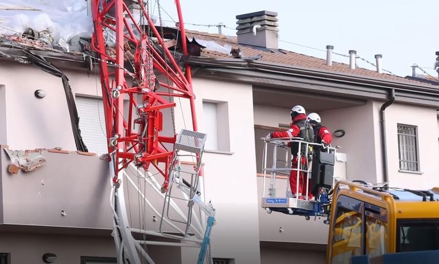 Ferrara, via alla rimozione della gru crollata a Boara
