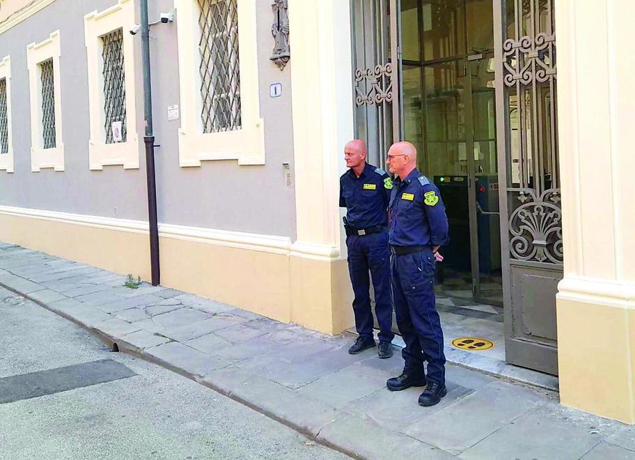 Cecina, tormenta e tampona in auto l’ex fidanzato: «Fatti preparare un letto all’ospedale»