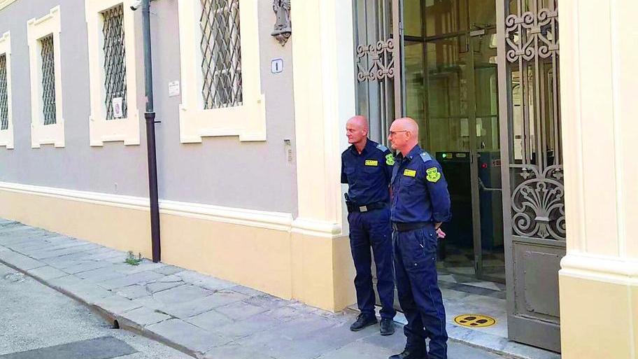 Cecina, tormenta e tampona in auto l’ex fidanzato: «Fatti preparare un letto all’ospedale»