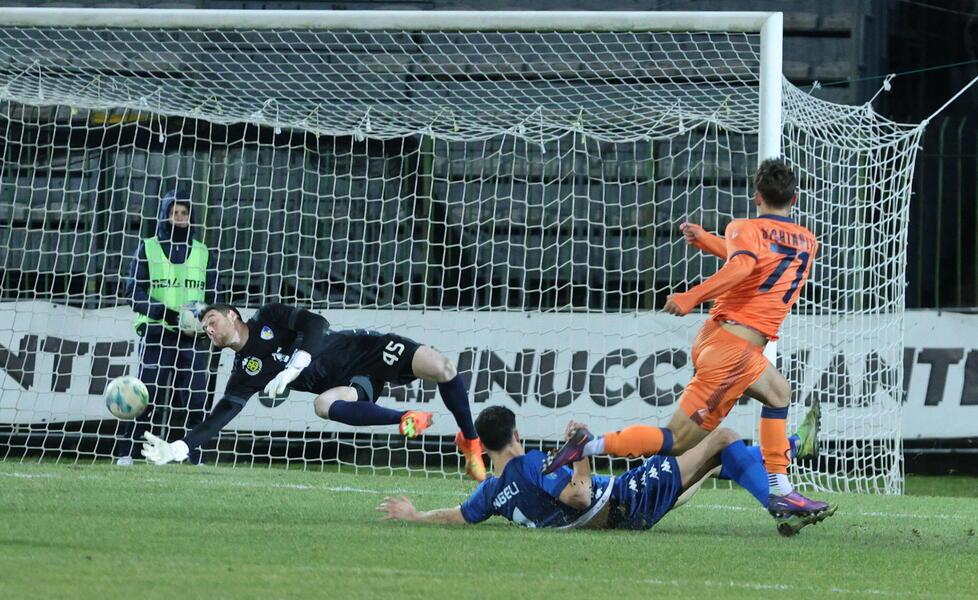 La rete di Sighinolfi al 32’ del primo tempo che ha di fatto chiuso il match (Foto Nucci)