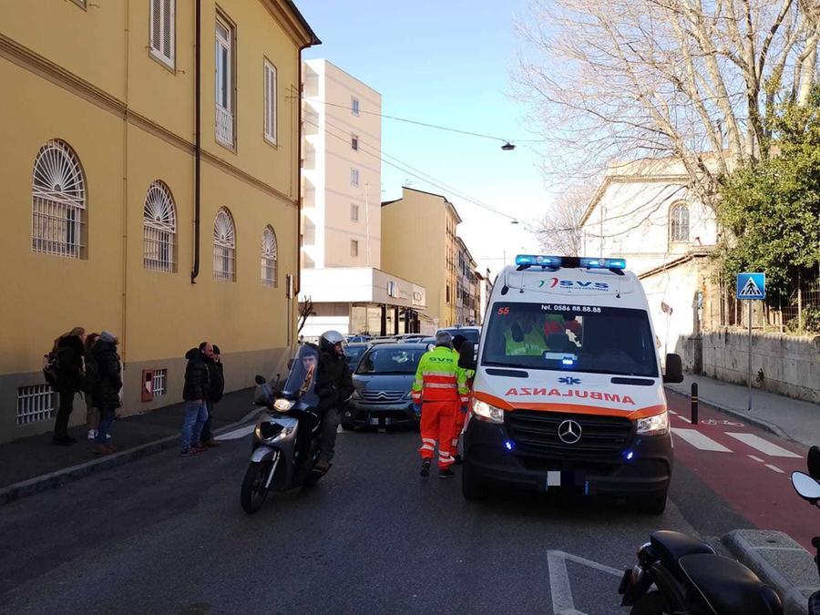 
	I volontari della Svs sul posto con l'ambulanza (foto Daniele Stefanini/Silvi)

