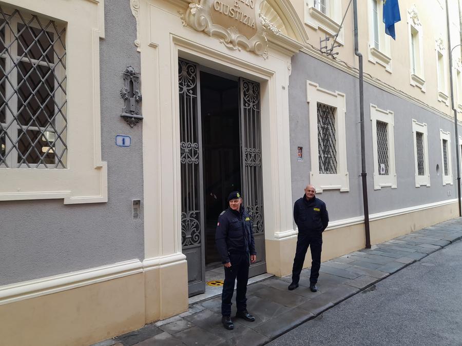 
	Due guardie giurate all'ingresso del tribunale dove si &egrave; svolta l'udienza

