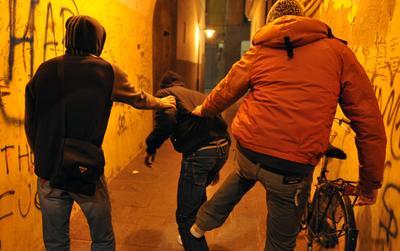 Firenze, quattordicenne rapinato dalla baby gang nei giardini della chiesa
