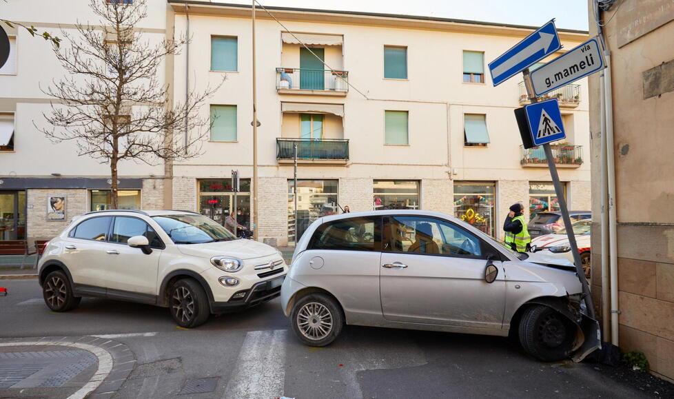 Investita sulle strisce, è gravissima. Al guidatore sequestrato il cellulare