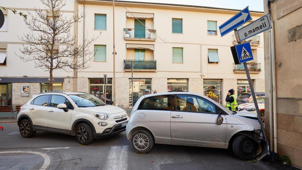 Investita sulle strisce, è gravissima. Al guidatore sequestrato il cellulare