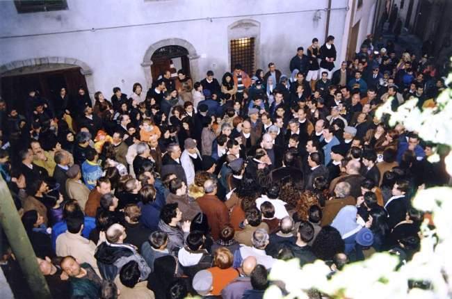 
	La folla assiste a una precedente edizione dei Cantigos in Carrela a Santu Lussurgiu

