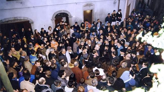 La folla assiste a una precedente edizione dei Cantigos in Carrela a Santu Lussurgiu