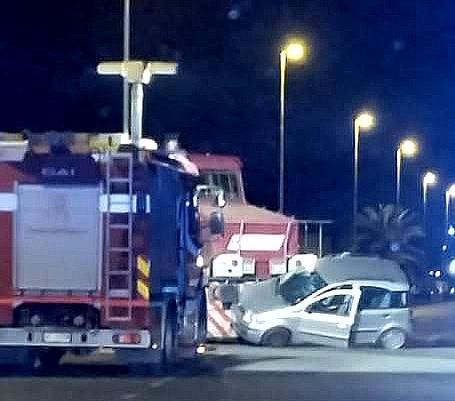 Auto contro un treno, terrore in viale da Verrazzano