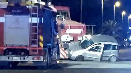 Auto contro un treno, terrore in viale da Verrazzano