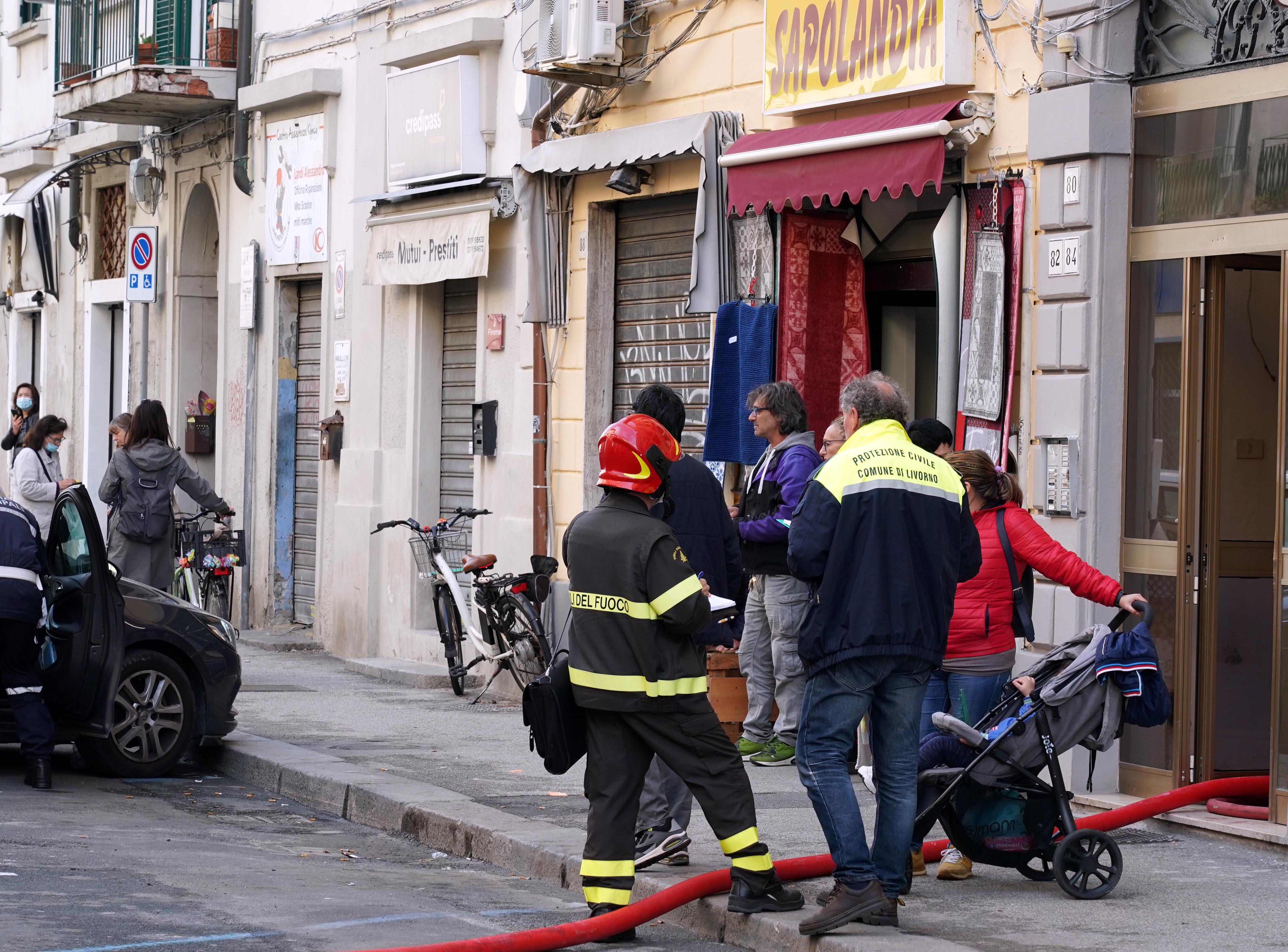 I vigili del fuoco in via Garibaldi dopo l'incendio dello scorso maggio (foto Franco Silvi)