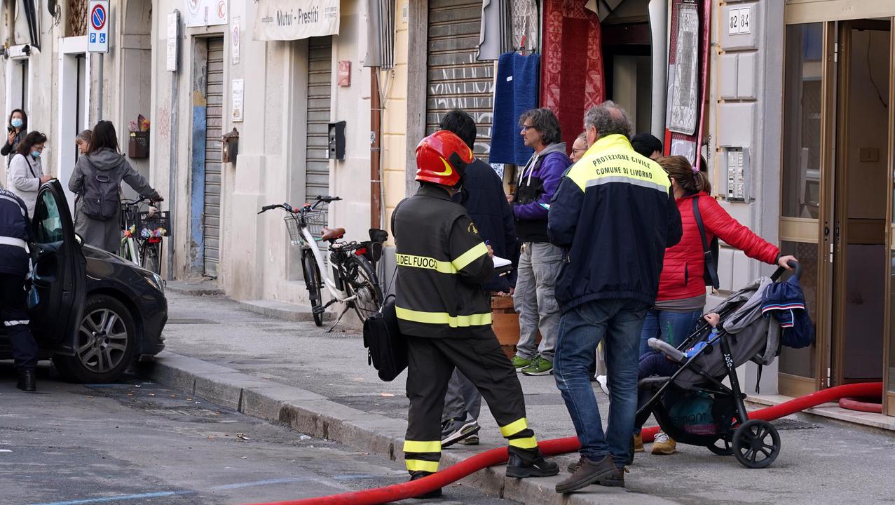 I vigili del fuoco in via Garibaldi dopo l'incendio dello scorso maggio (foto Franco Silvi)