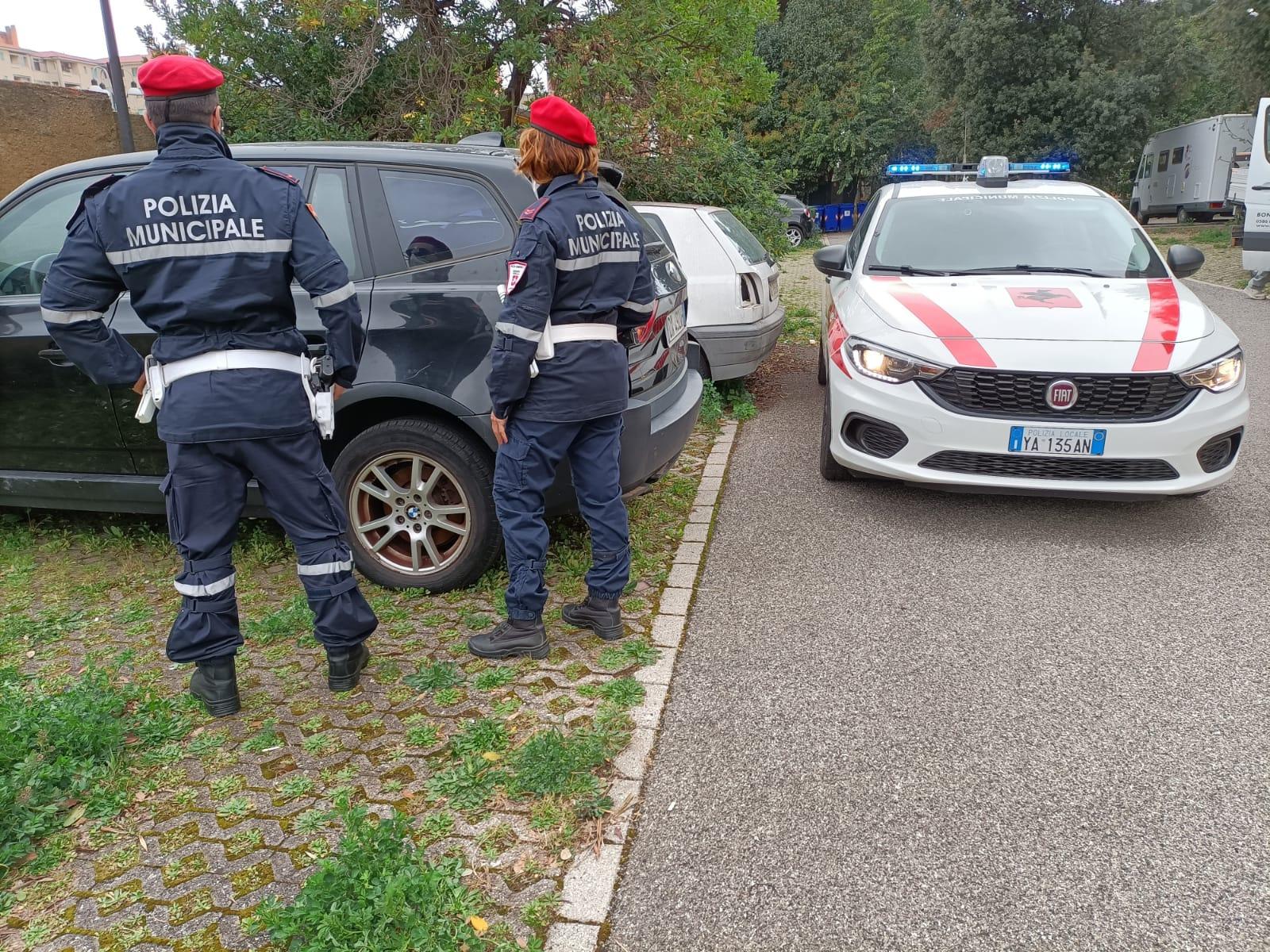 Agenti della municipale durante un controllo (foto d'archivio)