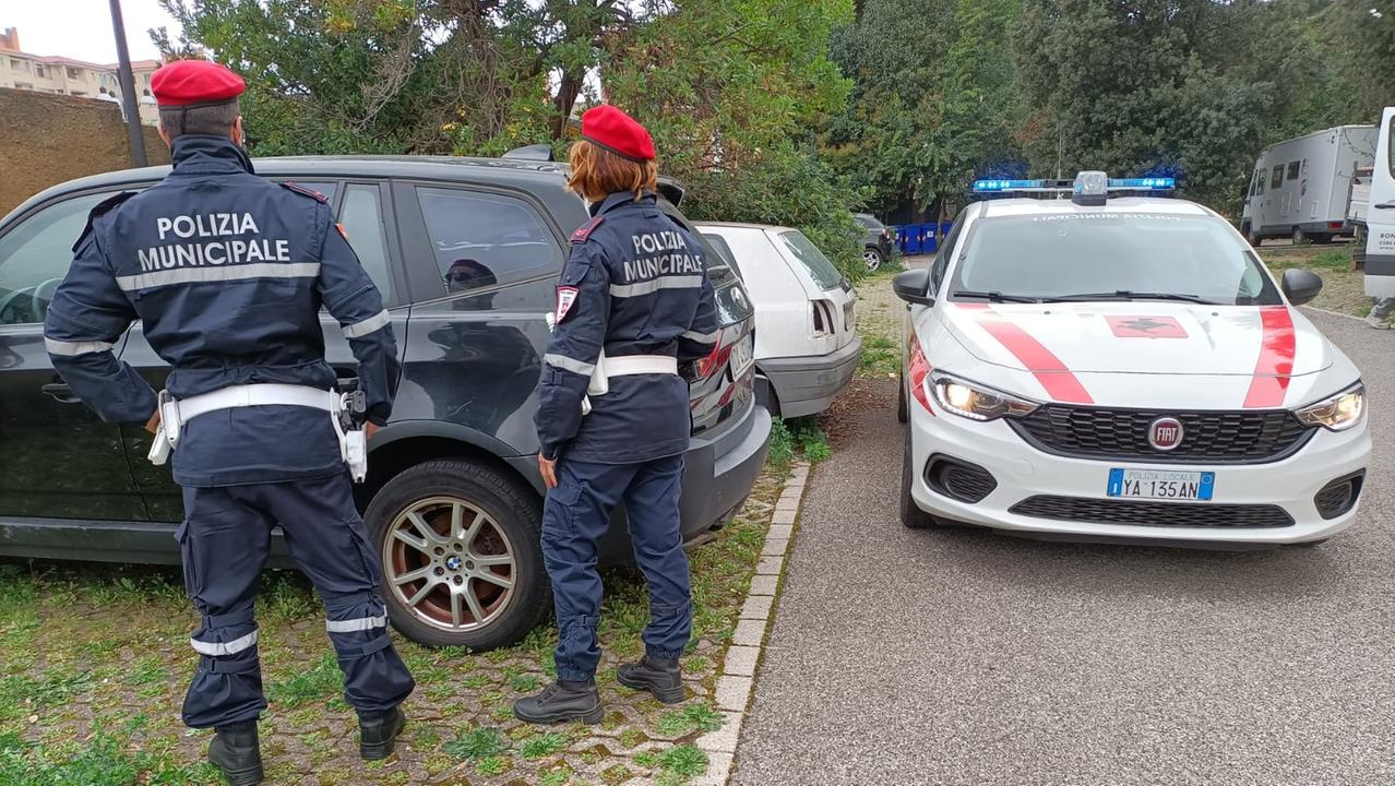 Agenti della municipale durante un controllo (foto d'archivio)