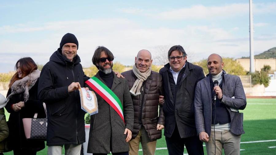 Taglio del nastro alla Piramide di Sorso. Presenti il Sindaco Fabrizio Demelas, l'assessore allo sport Fabio Idini, l'onorevole Antonello Peru e il parroco Don Luca che ha dato la benedizione