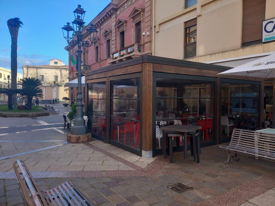 
	Il dehor&nbsp;in piazza Eleonora a pochi passi dal Comune

