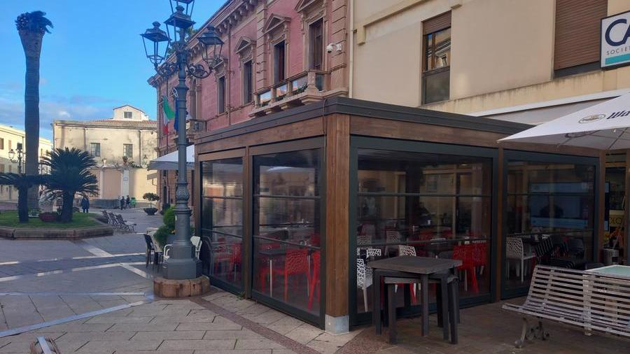 Il dehor in piazza Eleonora a pochi passi dal Comune