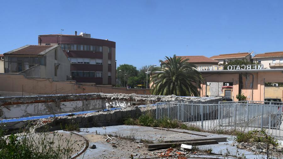 Il retro del rudere del mercato di via Mazzini