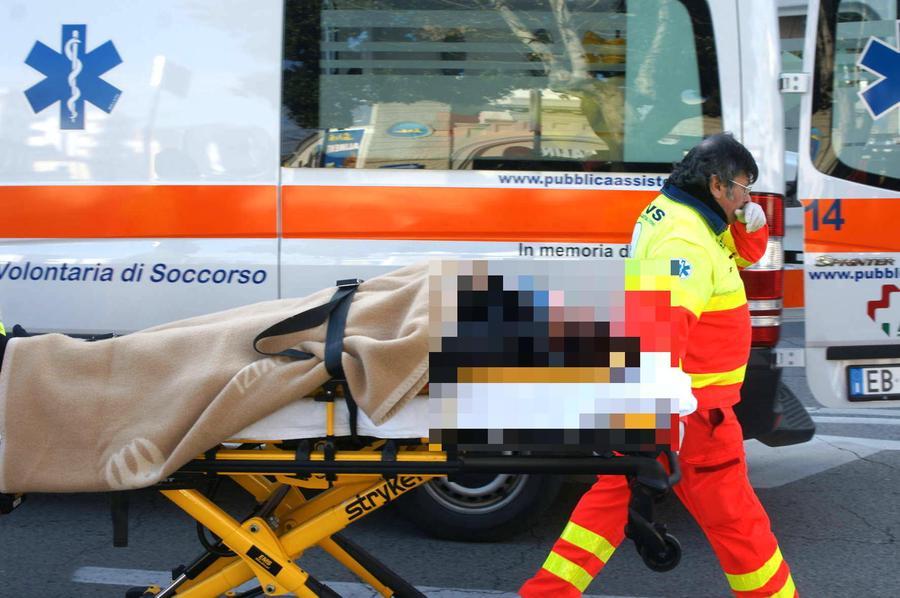 
	Un volontario della Svs mentre porta via una persona in barella (foto d'archivio)

