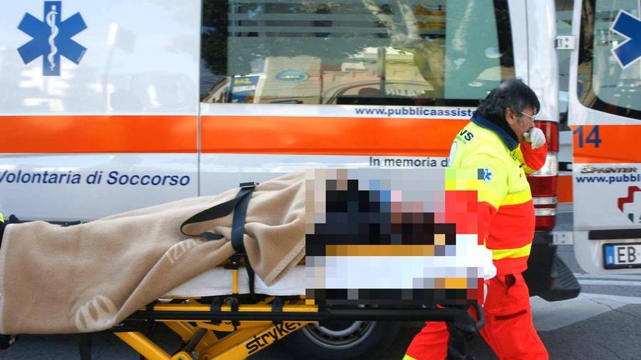 Un volontario della Svs mentre porta via una persona in barella (foto d'archivio)