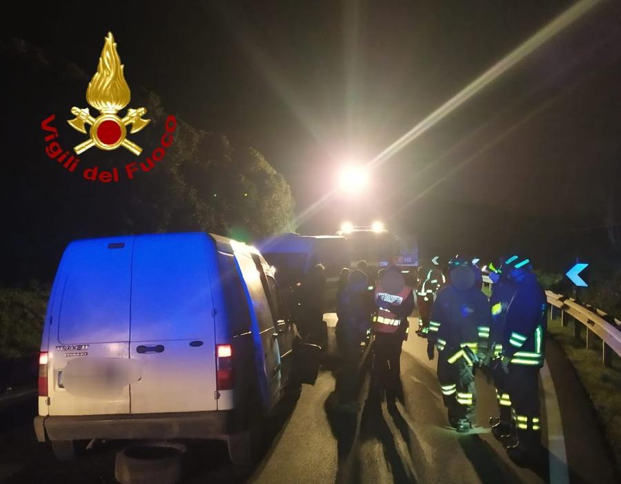 Incidente sulla ss 200 con 4 auto coinvolte: tre persone ferite