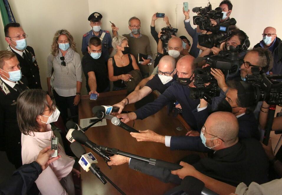 L’assalto mediatico alla prima udienza: 70 giornalisti accreditati