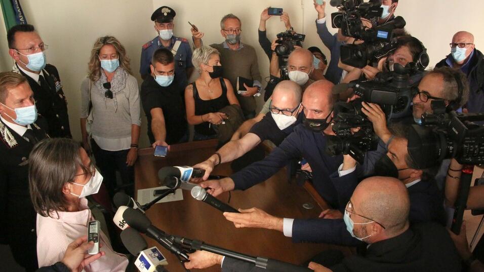 L’assalto mediatico alla prima udienza: 70 giornalisti accreditati