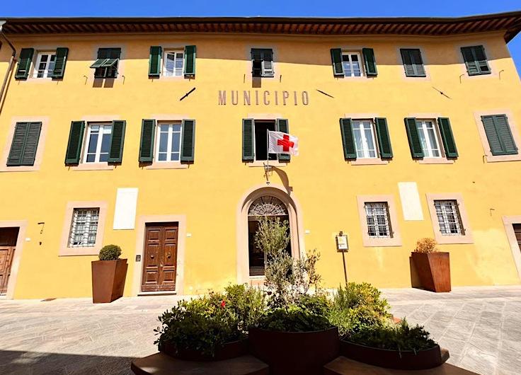 Prima devasta gli uffici comunali a Casciana Terme, ora le scuse: «Ho solo avuto paura di rivivere brutti momenti»