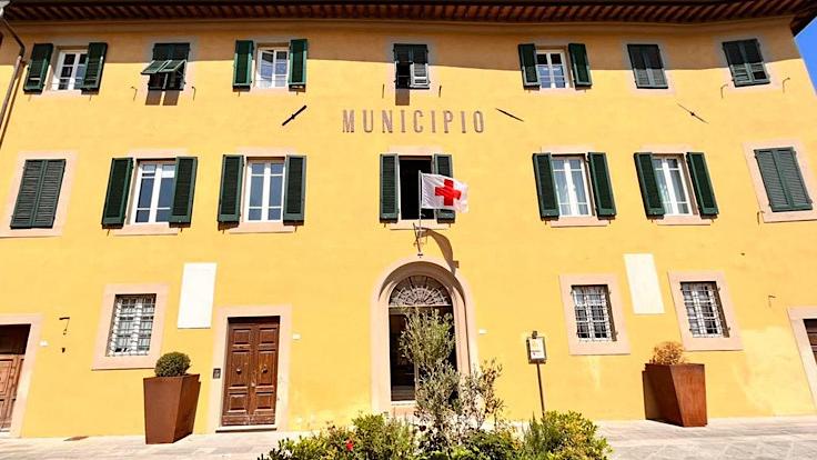 Prima devasta gli uffici comunali a Casciana Terme, ora le scuse: «Ho solo avuto paura di rivivere brutti momenti»