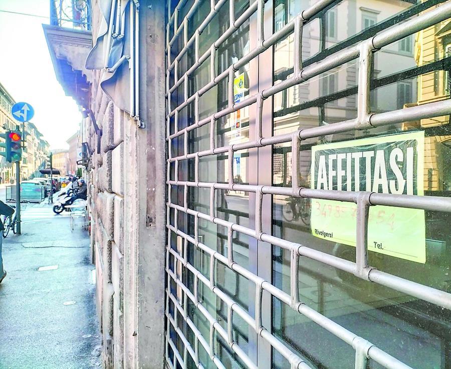 Firenze, la lenta agonia di via Cavour: sempre più fondi sfitti
