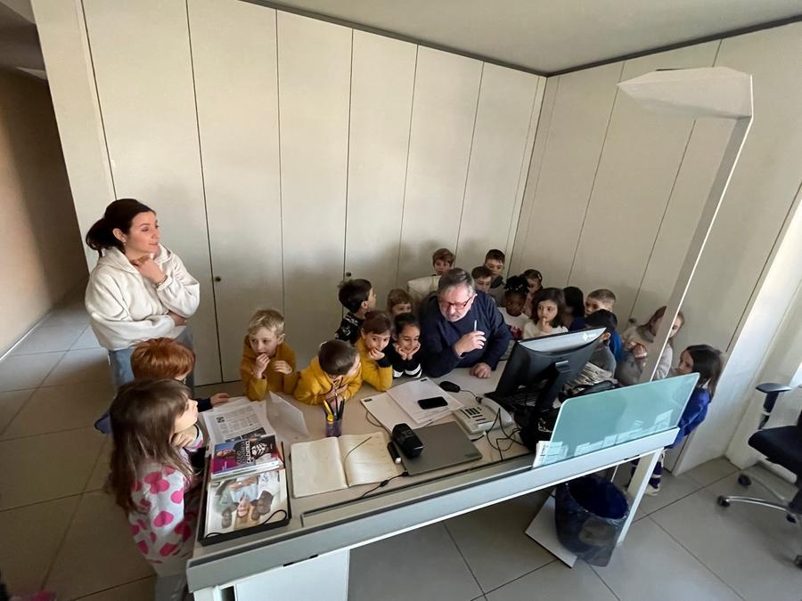 I bambini della scuola Arcobaleno in visita in Gazzetta
