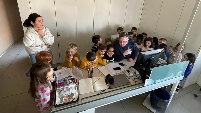 I bambini della scuola Arcobaleno in visita in Gazzetta