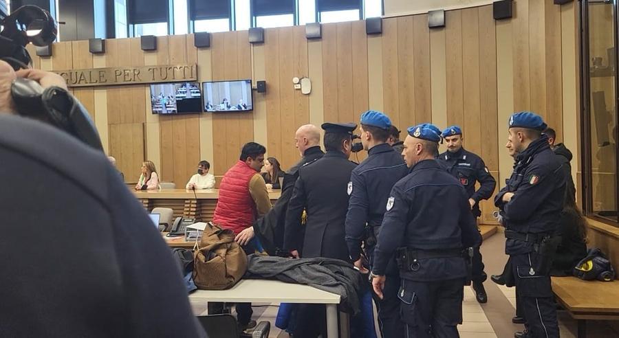 
	Col giubbotto rosso lo zio Danish Hasnain, accanto l'avvocato Liborio Cataliotti

